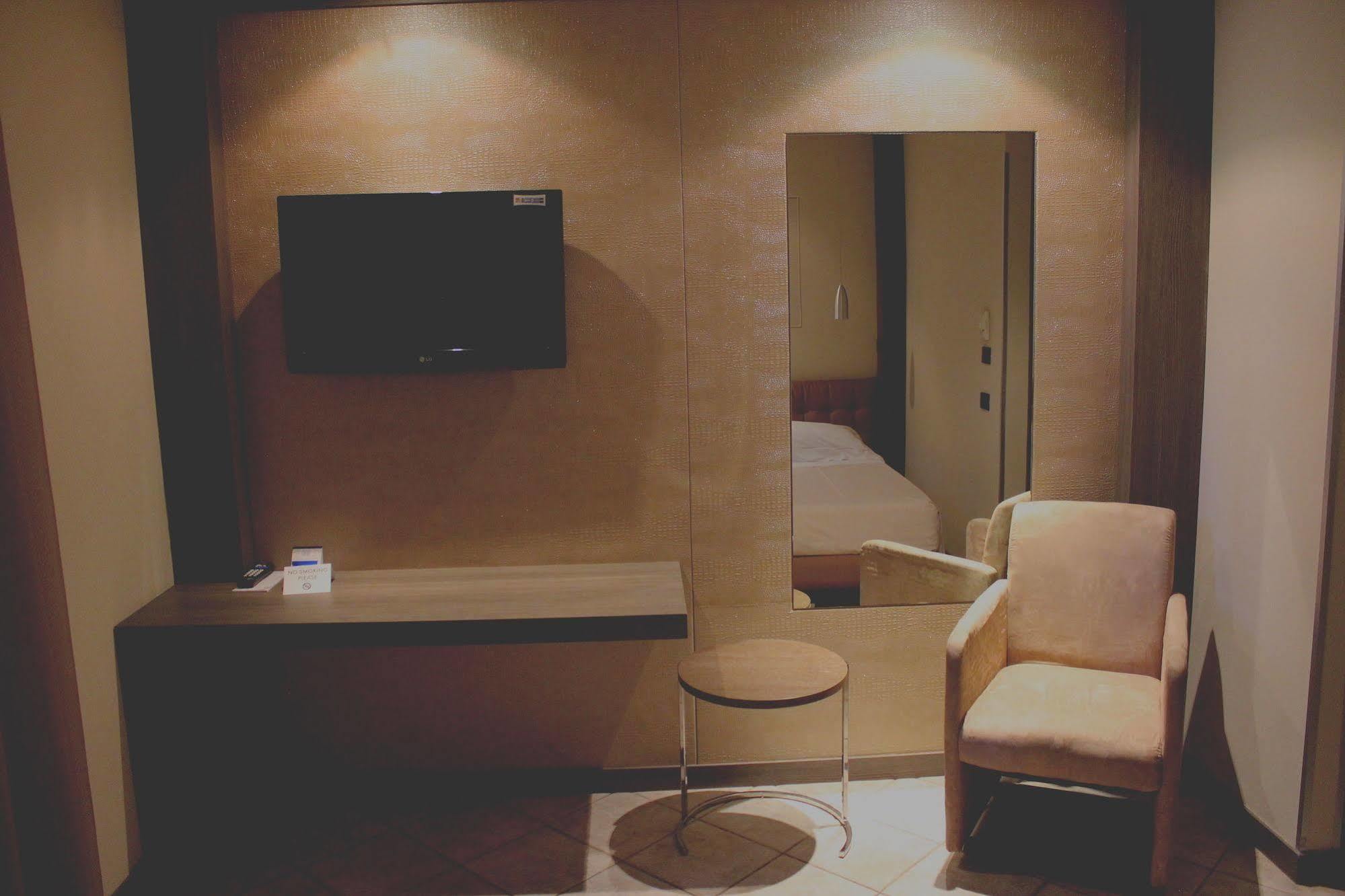 Hotel Due Pini ฟอร์มิจิเน ภายนอก รูปภาพ