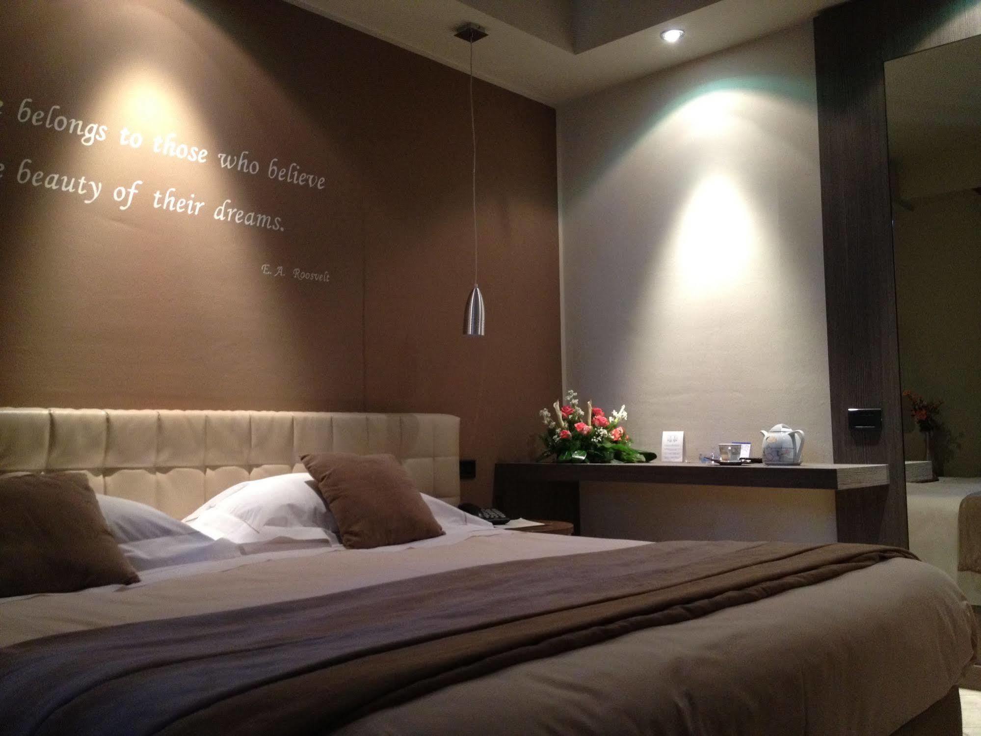 Hotel Due Pini ฟอร์มิจิเน ภายนอก รูปภาพ